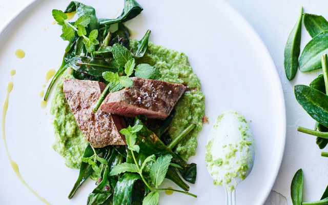 Gegrilde lamsfilet met lamsoor en crème van erwten en witte bonen