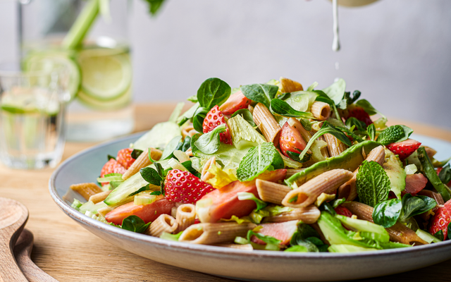 Pastasalade met aardbei, avocado en frisse muntsaus