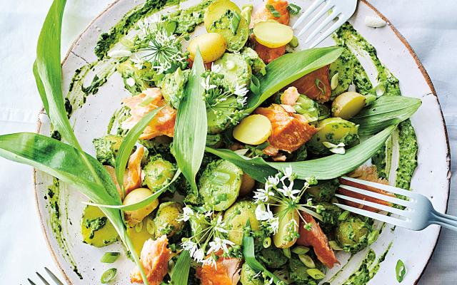 Salade de pommes de terre, saumon fumé et sauce verte à l’ail