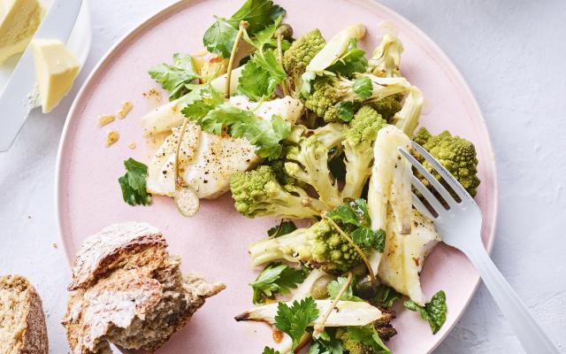 Salade van geroosterde asperges en romanesco met gebakken vis
