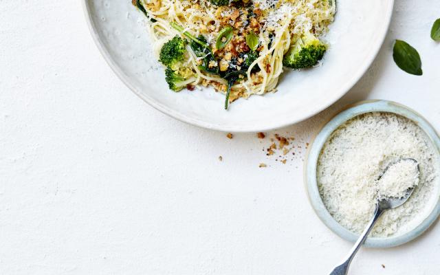 Spaghetti met broccoli, spinazie en krokant broodkruim