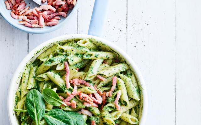 Penne met kruidenkaas, jonge spinazie en spekjes