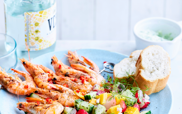 Krokante scampispiesjes met mango-komkommersalade en tzatziki