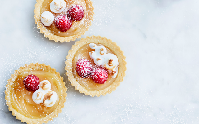 Lemon curd-taartjes met frambozen en meringue