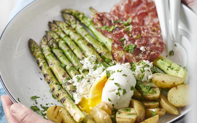 Gegrilde groene asperges met krieltjes, ricotta en een eitje