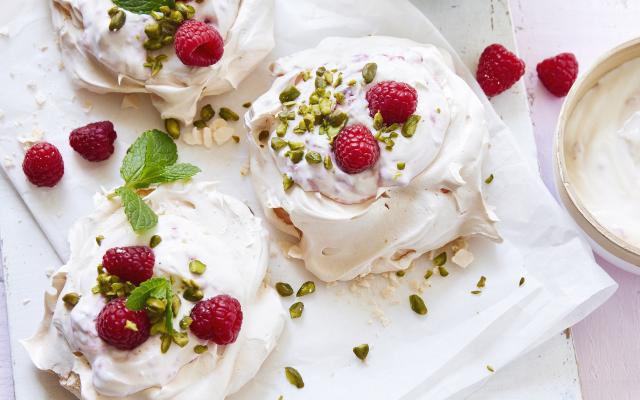 Mini-pavlova's met frambozen en yoghurt