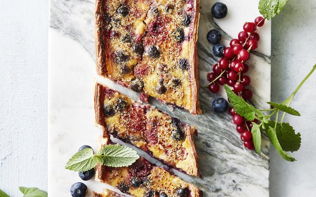 Crème-brûléetaart met bessen