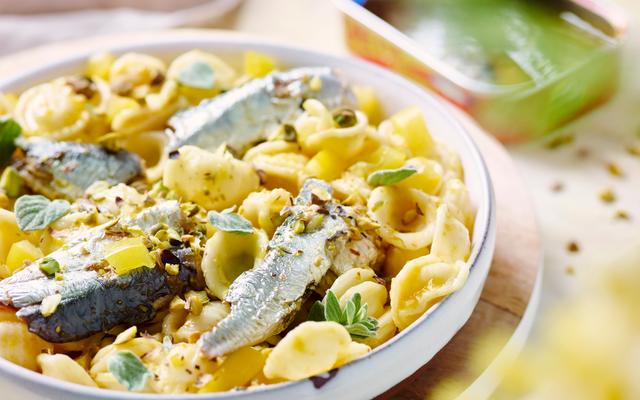 Orecchiette met gele paprikacrème, pistaches en sardines