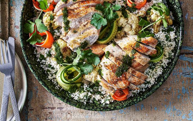 Bloemkooltaboulé met wortel-komkommerlinten, krokante kip en korianderdressing
