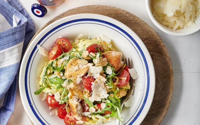 Tagliatelle met kip, avocadosaus en amandelen