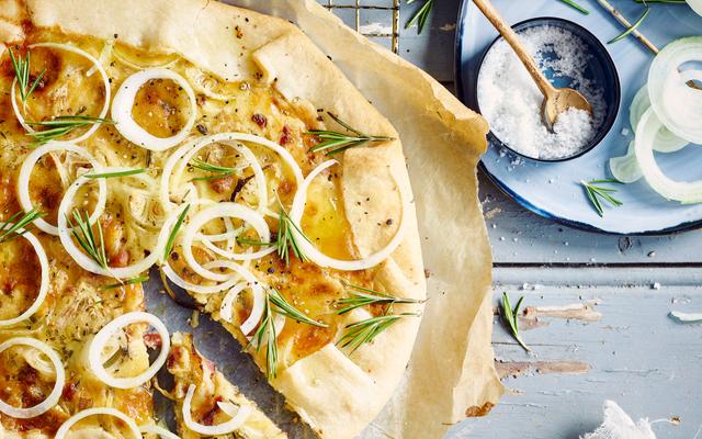 Quiche met époisses, spek en ui