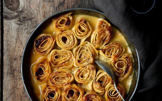 Lasagnerolletjes met pastinaakcrème en saus van oude kaas