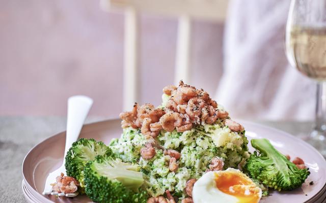 Groentestoemp van pastinaak en broccoli met garnalen en zachtgekookt eitje