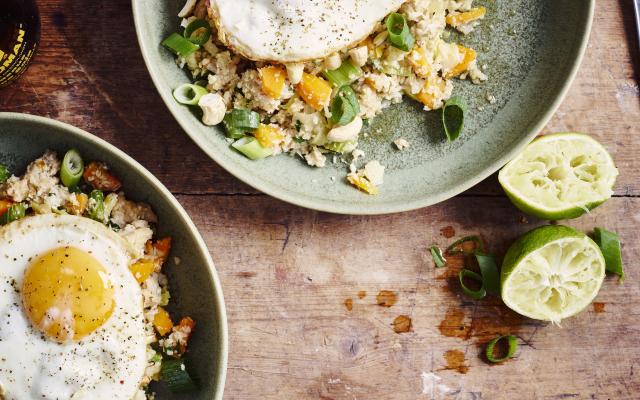 Nasi van bloemkoolrijst met kipgehakt en een spiegelei