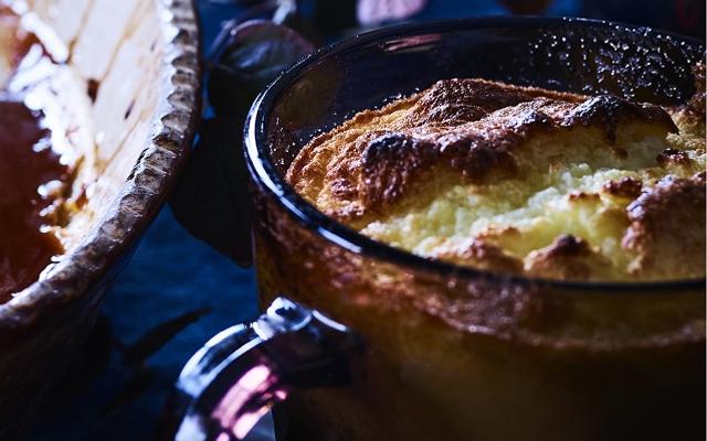 Wittechocoladesoufflé met passievrucht