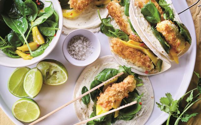 Taco’s met krokante visreepjes en spinaziemangosalade