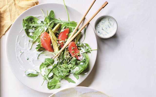 Spinaziesalade met pompelmoes en gegrilde avocado