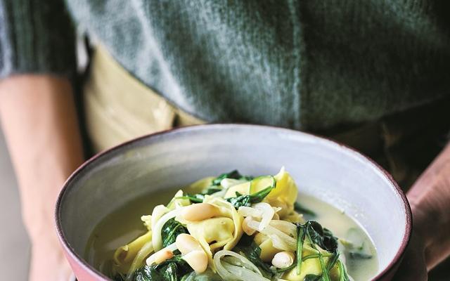 Lente-minestrone met tortellini en spinazie