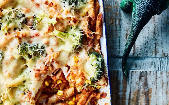 Volkorenpenne met broccoli, maïs en tonijn