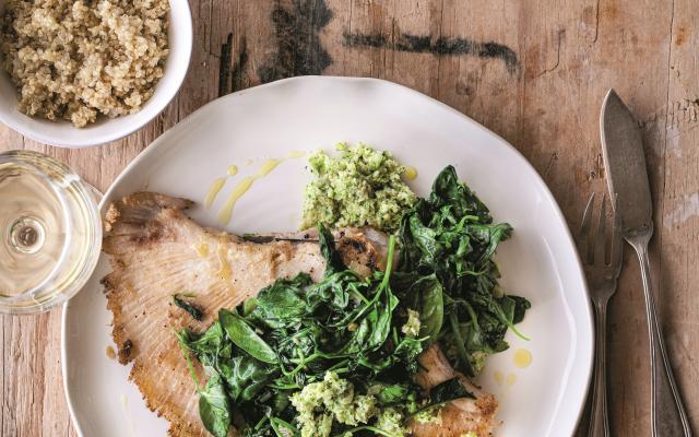 Gebakken rog met broccolipesto, spinazie en quinoa