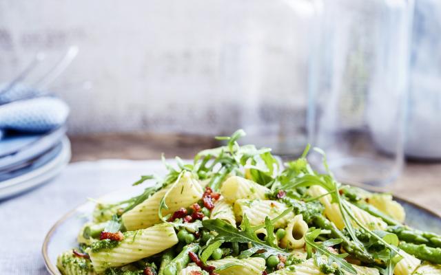 Rigatoni met spinaziepesto, groene asperges en spekjes