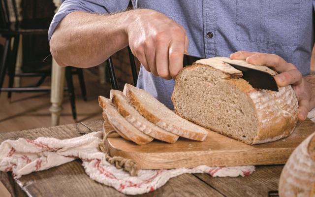 Brood in gietijzeren pan