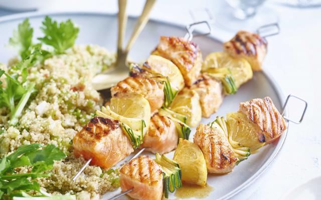 Brochettes de saumon aux courgettes, salade de quinoa