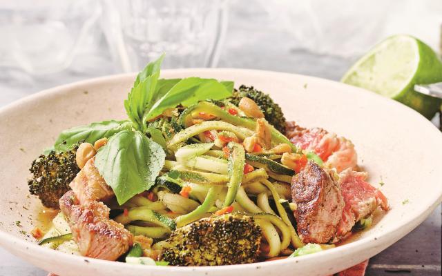 Courgetti met broccoli en rundvlees