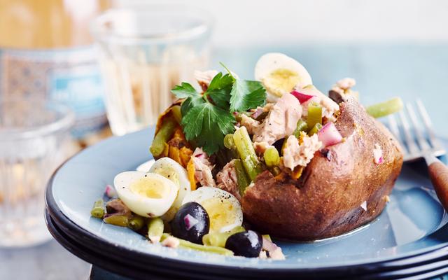 Gepofte zoete aardappel à la salade niçoise