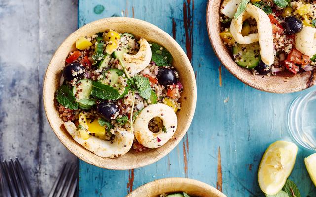 Quinoa à la grecque met gegrilde inktvis