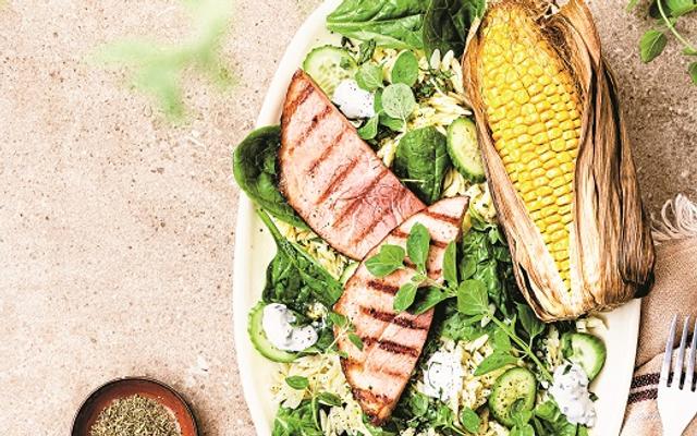 Salade met orzo, gegrilde ham en maïskolf