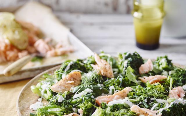 Broccolisalade met spinazie, ovenzalm en yoghurtdressing