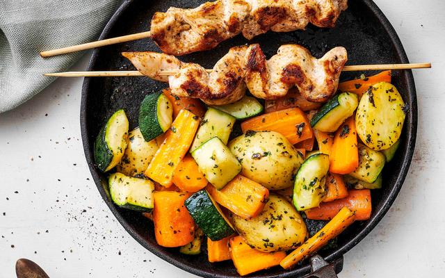 Kipsatés met gewokte krieltjes, wortel en courgette
