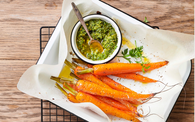 Geroosterde wortelen met wortelloofpesto