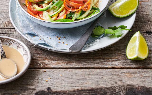 Wortel-courgette spaghetti met zalm, tahin-dressing en koriander