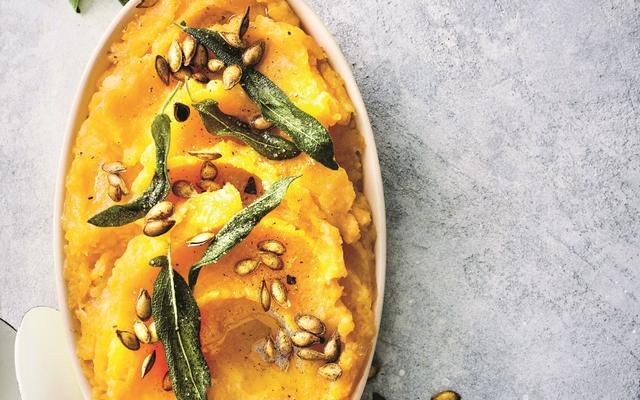 Butternutcrème met crunchy pompoenpitten en salie