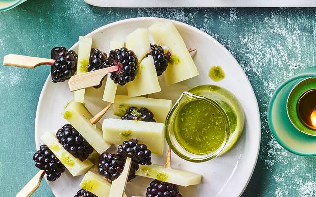 Spiesjes met manchego, bramen en basilicumolie