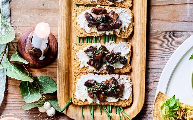 Toastjes met fetacrème en shiitakes