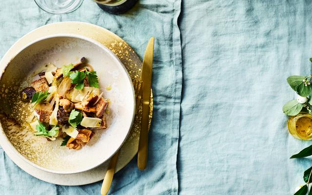 Winterse panzanella met boschampignons en jonge kaas
