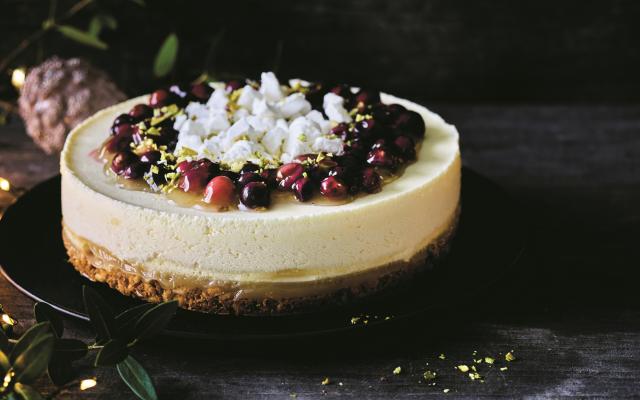 Cheesecake-ijstaart met gemarineerde druifjes en meringue