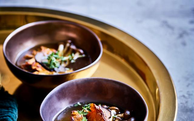 Consommé van boschampignons met truffel en tijm
