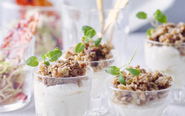 Glaasjes met fetacrème en kastanje-champignontapenade