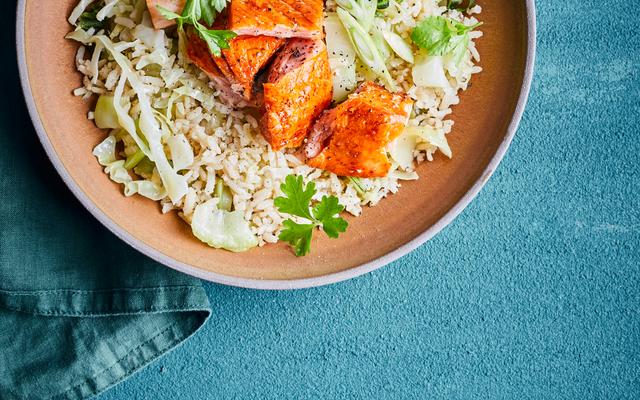 Rijstschotel met groenekool, paksoi en warmgerookte zalm