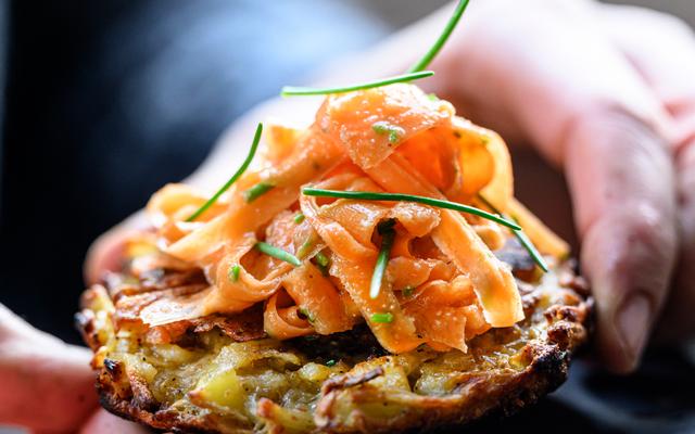 Aardappel‐kaasrösti met geflambeerde pancetta en gemarineerde wortelen