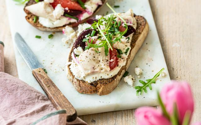 Toast met romige spread, kip, pompelmoes en feta