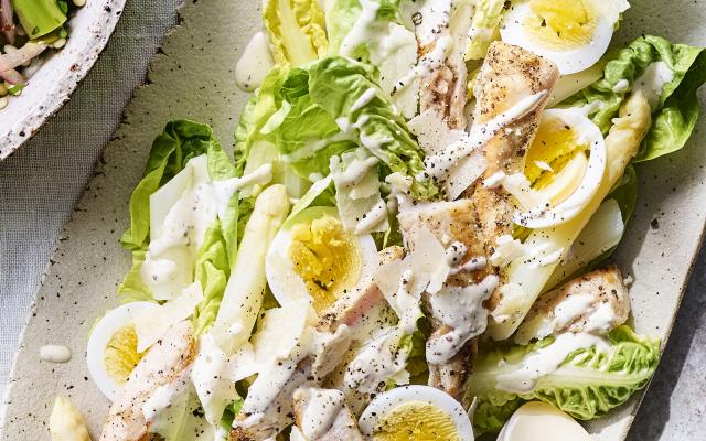 Caesar salade met asperges en konijn