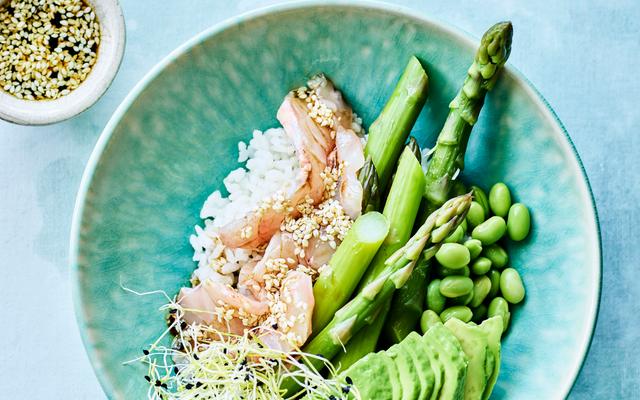 Poké bowl met groene asperges, gemarineerde koolvis en rijst