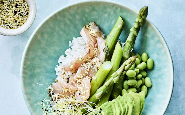 Poké bowl met groene asperges, gemarineerde koolvis en rijst