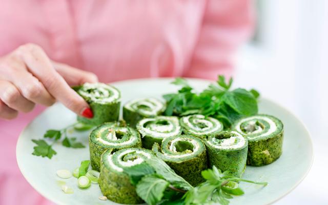 Groene omeletrolletjes met crème van gerookte forel