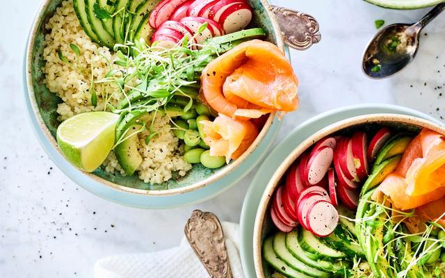 Poké bowl met bulgur en gerookte zalm